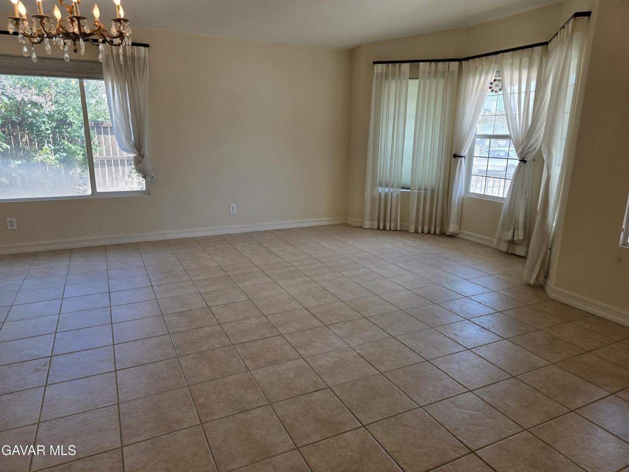 5715 Capri Ct - Photo 7 of 36