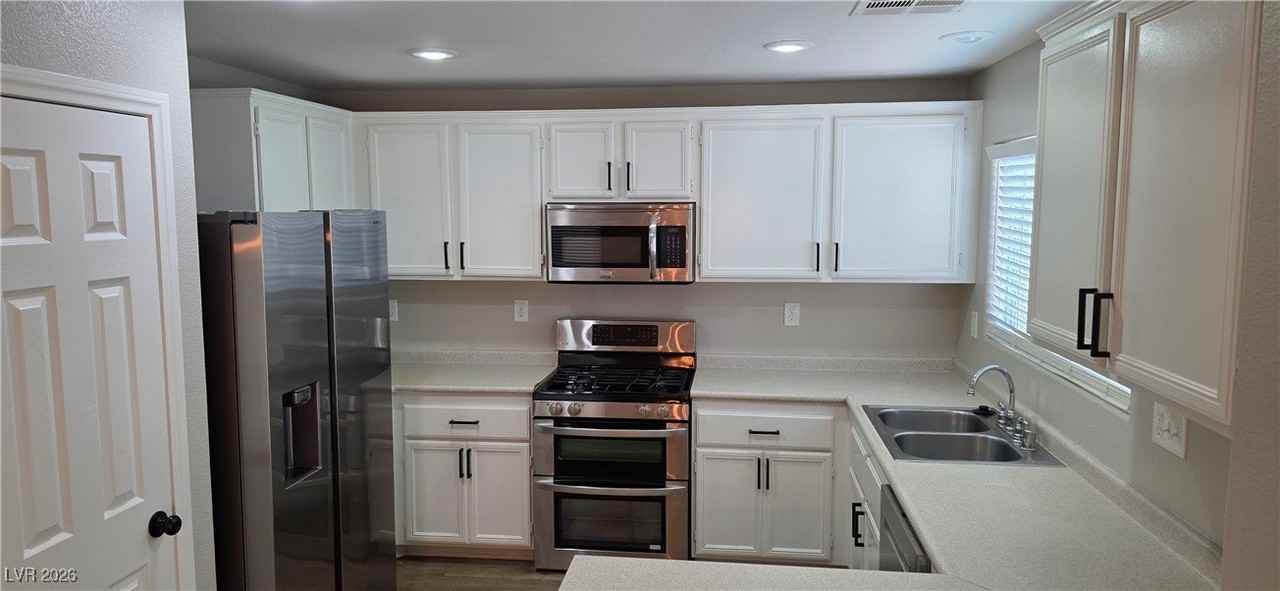 6237 Capehart Falls St - Photo 7 of 24