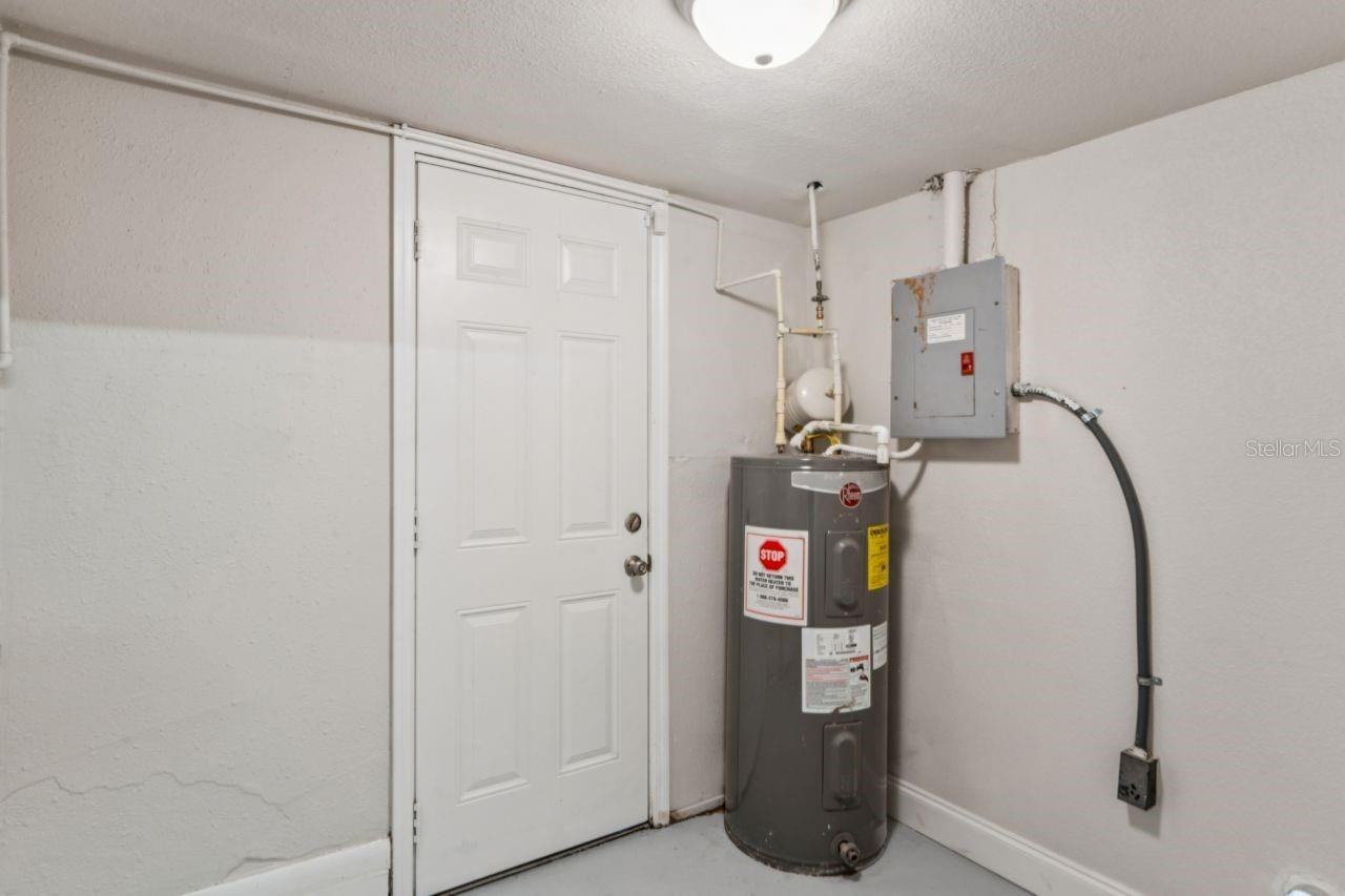 1470 Overlea St - Photo 3 of 8