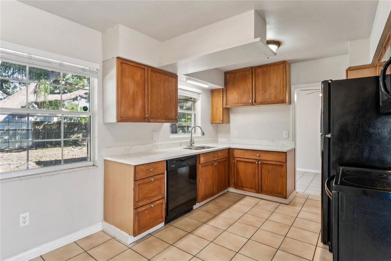 1470 Overlea St - Photo 5 of 8