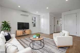 554 Hort St 2nd Fl - Photo 1 of 1