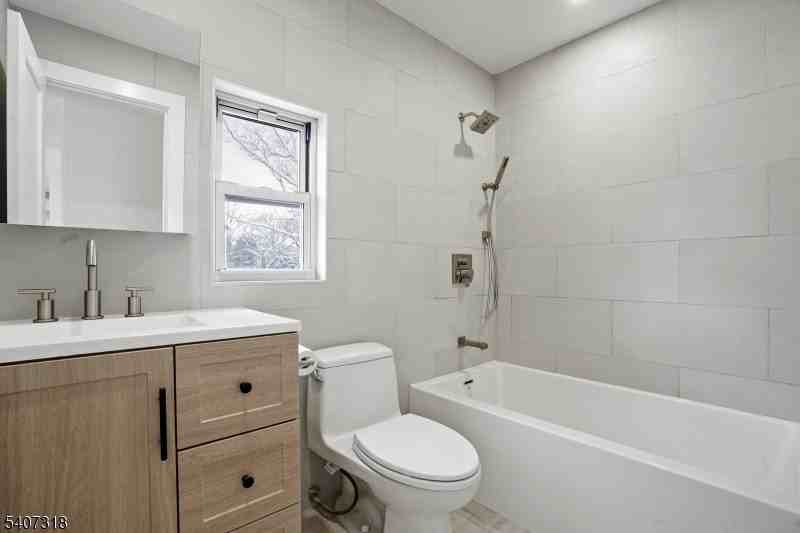 554 Hort St 2nd Fl - Photo 3 of 19