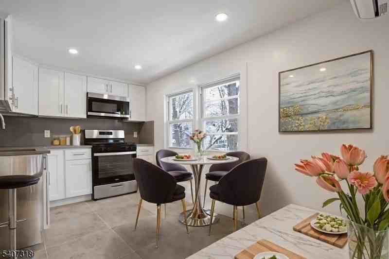 554 Hort St 2nd Fl - Photo 4 of 19