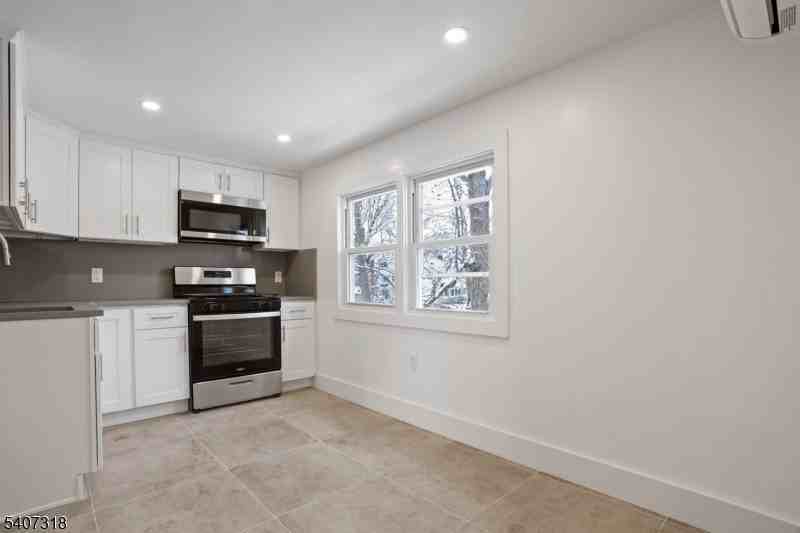 554 Hort St 2nd Fl - Photo 5 of 19