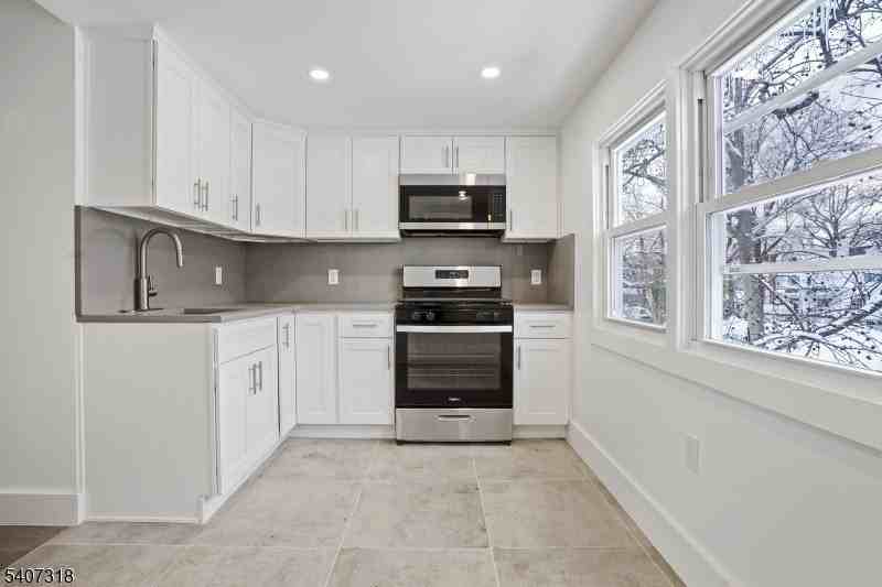 554 Hort St 2nd Fl - Photo 7 of 19