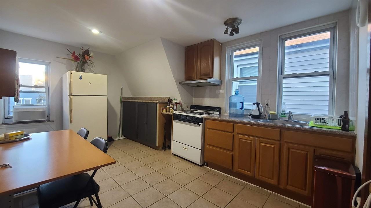 42 49th St #3R - Photo 6 of 16