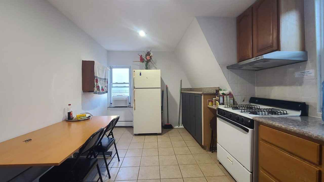 42 49th St #3R - Photo 7 of 16