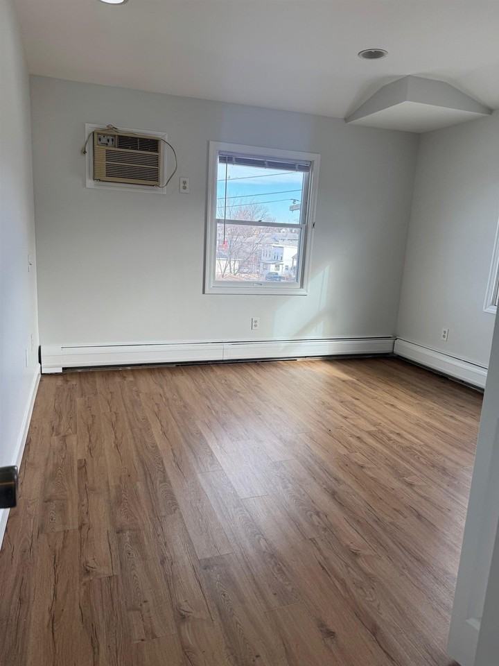 1319 73rd St #4 - Photo 4 of 13