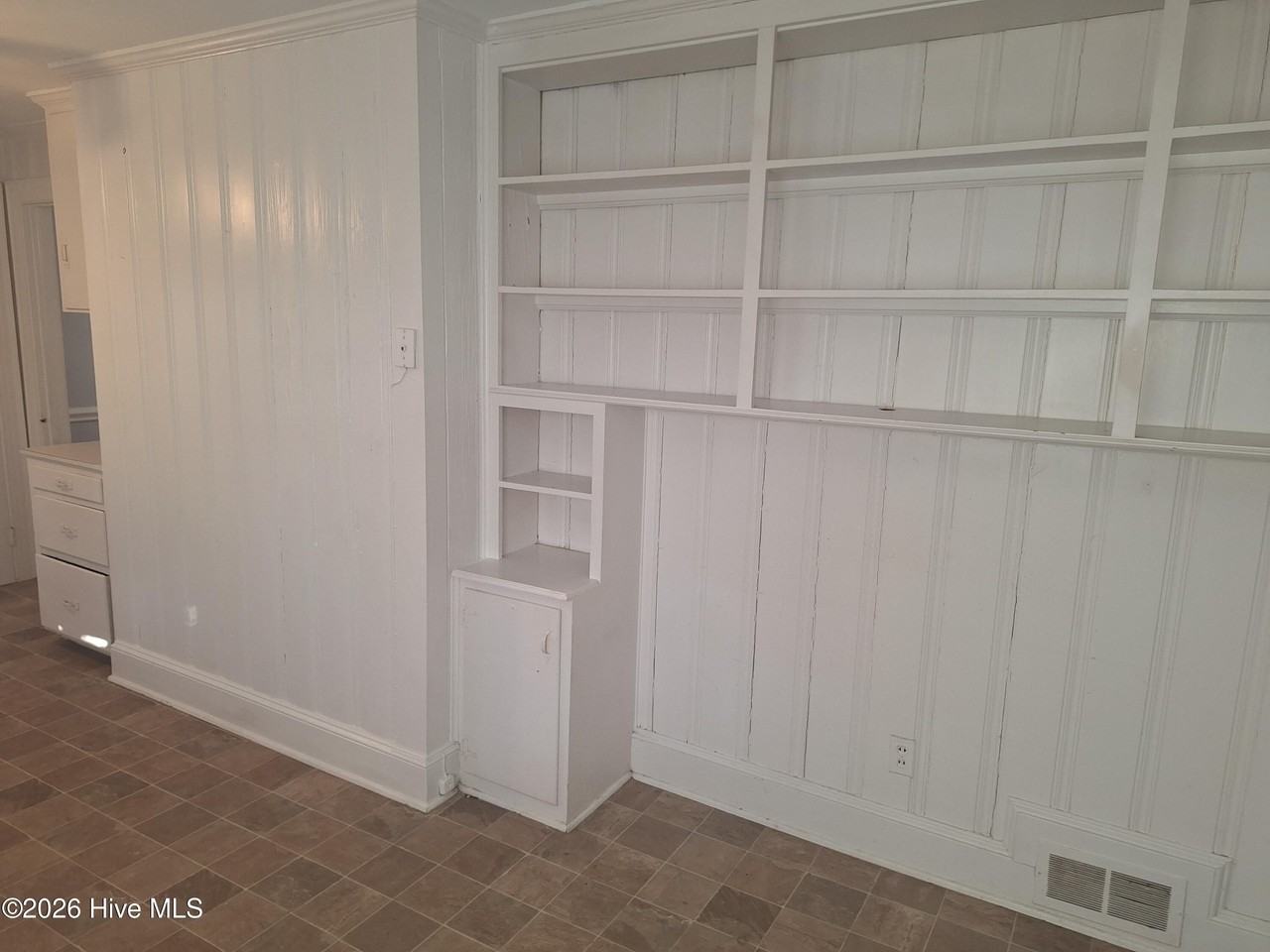 612 S Oak St - Photo 4 of 14