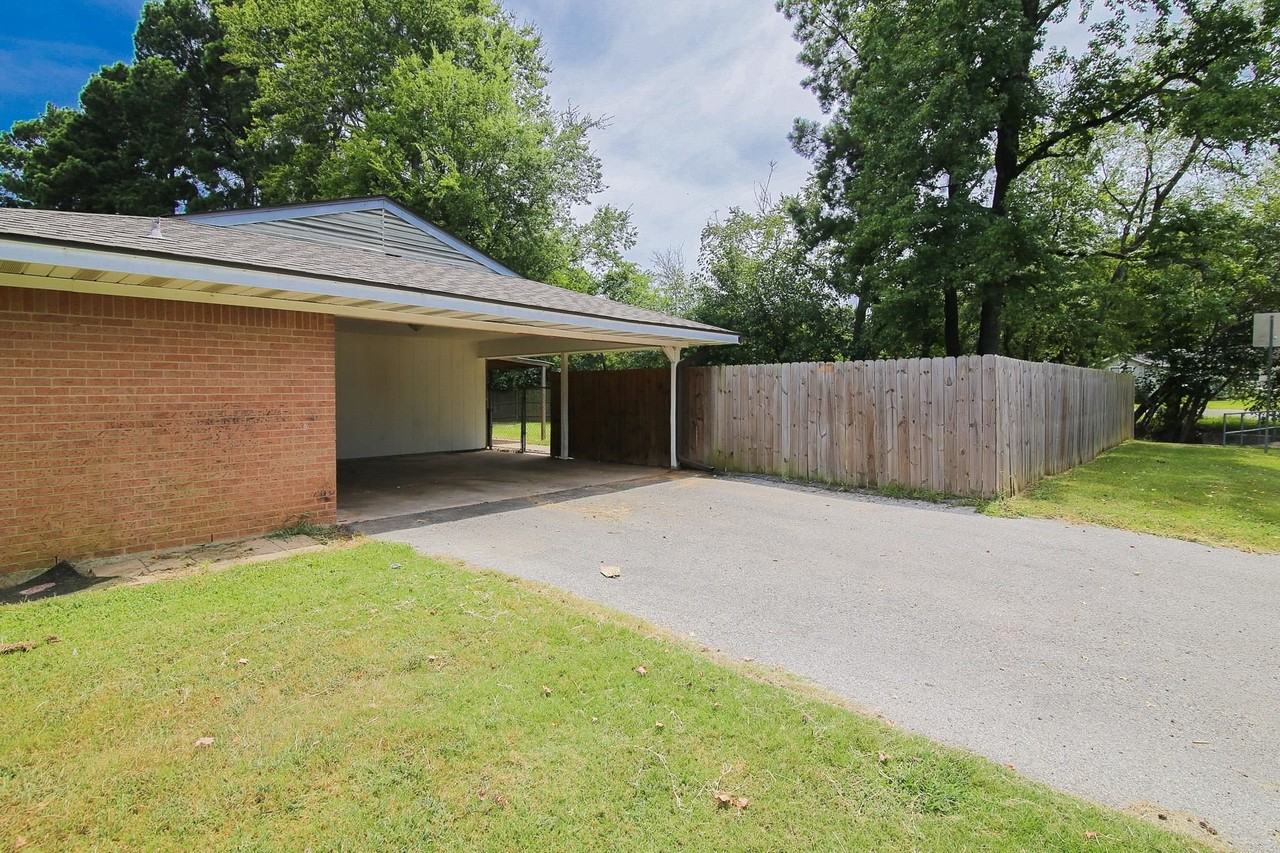 410 Thelma St - Photo 4 of 27