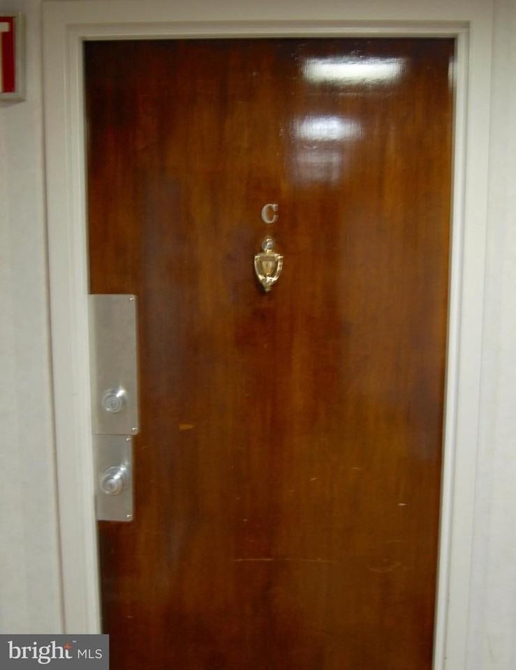 2405 I St Nw - Photo 2 of 22