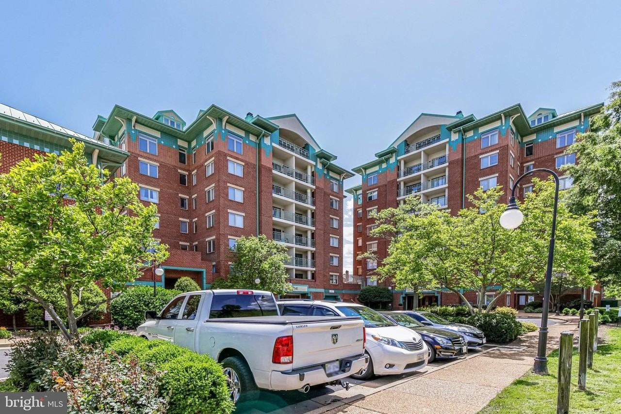 545 E Braddock Rd - Photo 2 of 42