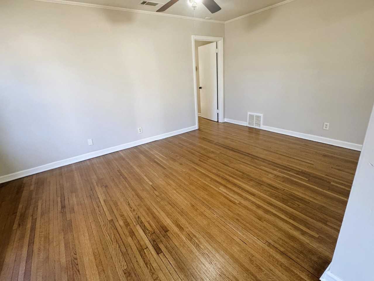 1019 Buckner St - Photo 4 of 16