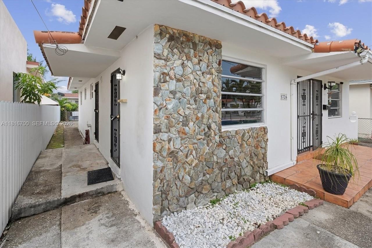 5726 Sw 20th St - Photo 3 of 27