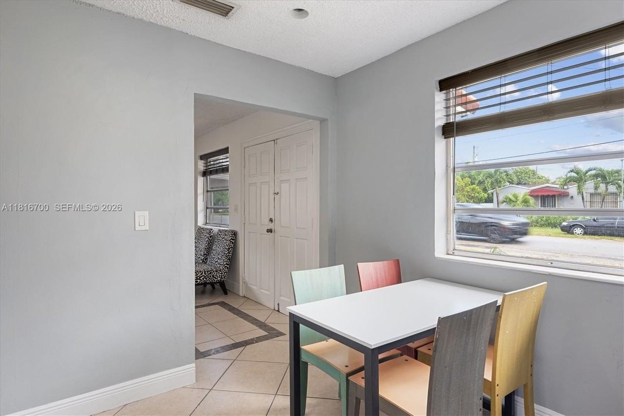 5726 Sw 20th St - Photo 7 of 27