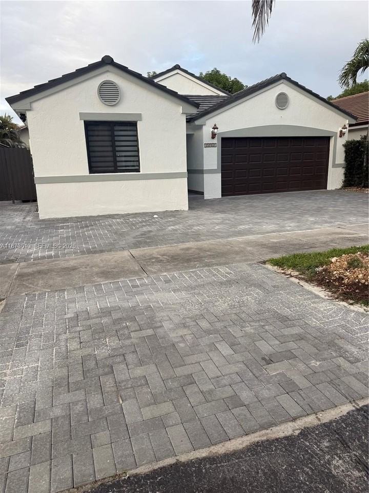 15921 Sw 82nd St #0 - Photo 3 of 20