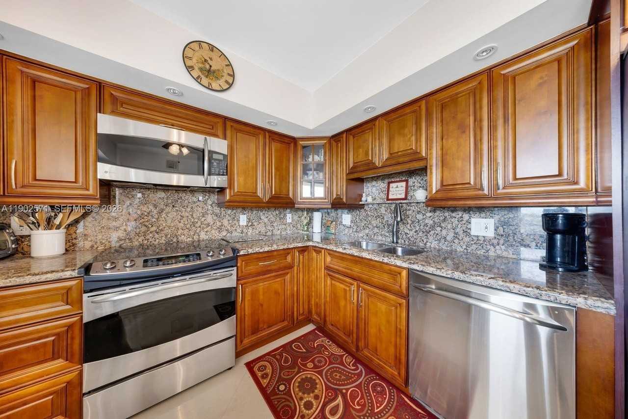 3095 N Course Dr #811