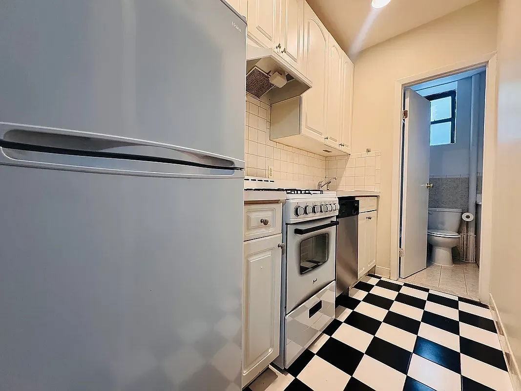 405 W 45th St #1A - Photo 4 of 5