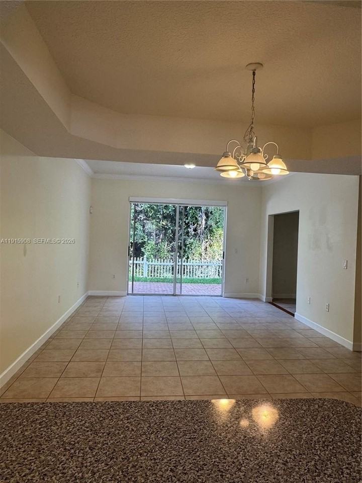 10159 Nw 43rd Ter - Photo 7 of 22