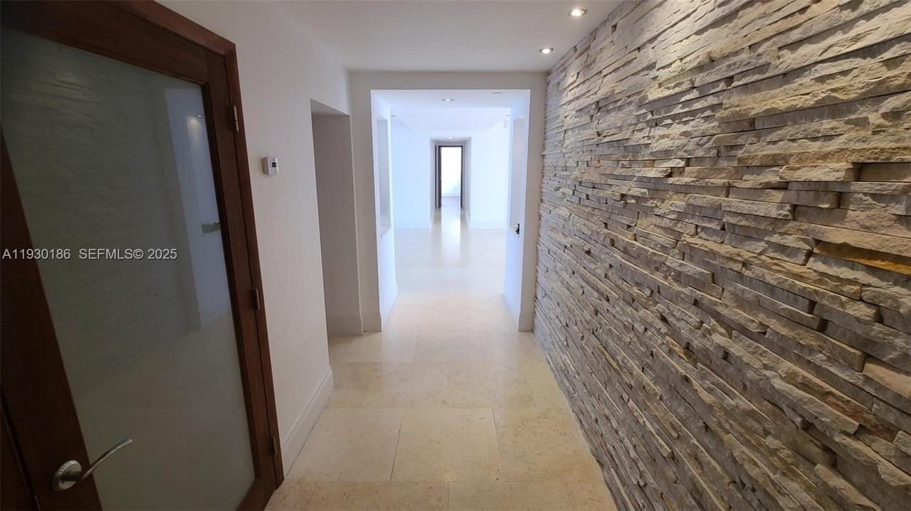 1000 Venetian Way #1502 - Photo 4 of 35