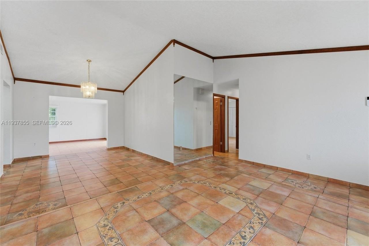 8510 Nw 8th St - Photo 6 of 34