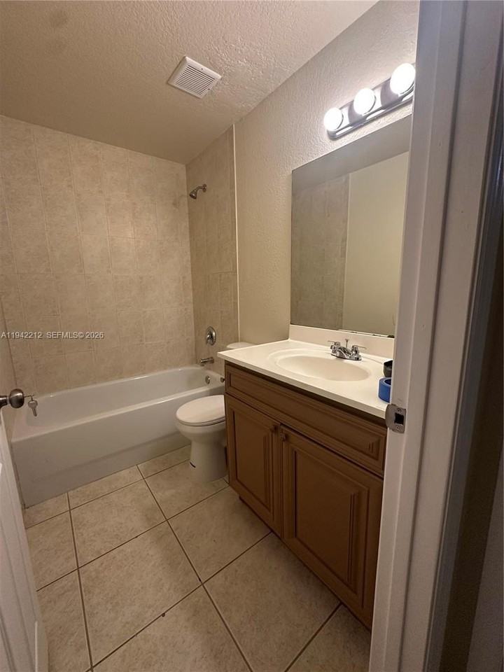 1239 Ne 127th St #A - Photo 4 of 8