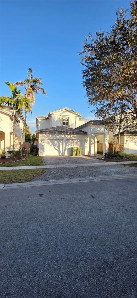 215 Ne 36th Avenue Rd - Photo 2 of 33