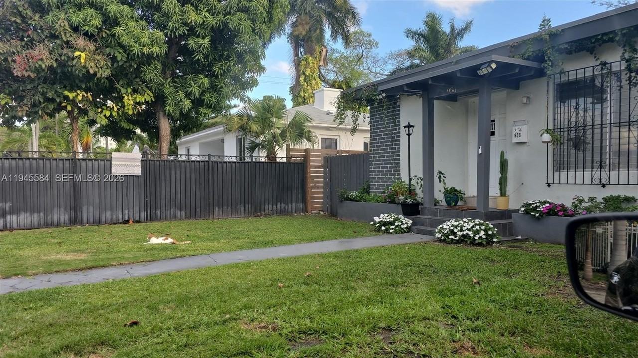 956 Ne 80th St - Photo 3 of 14