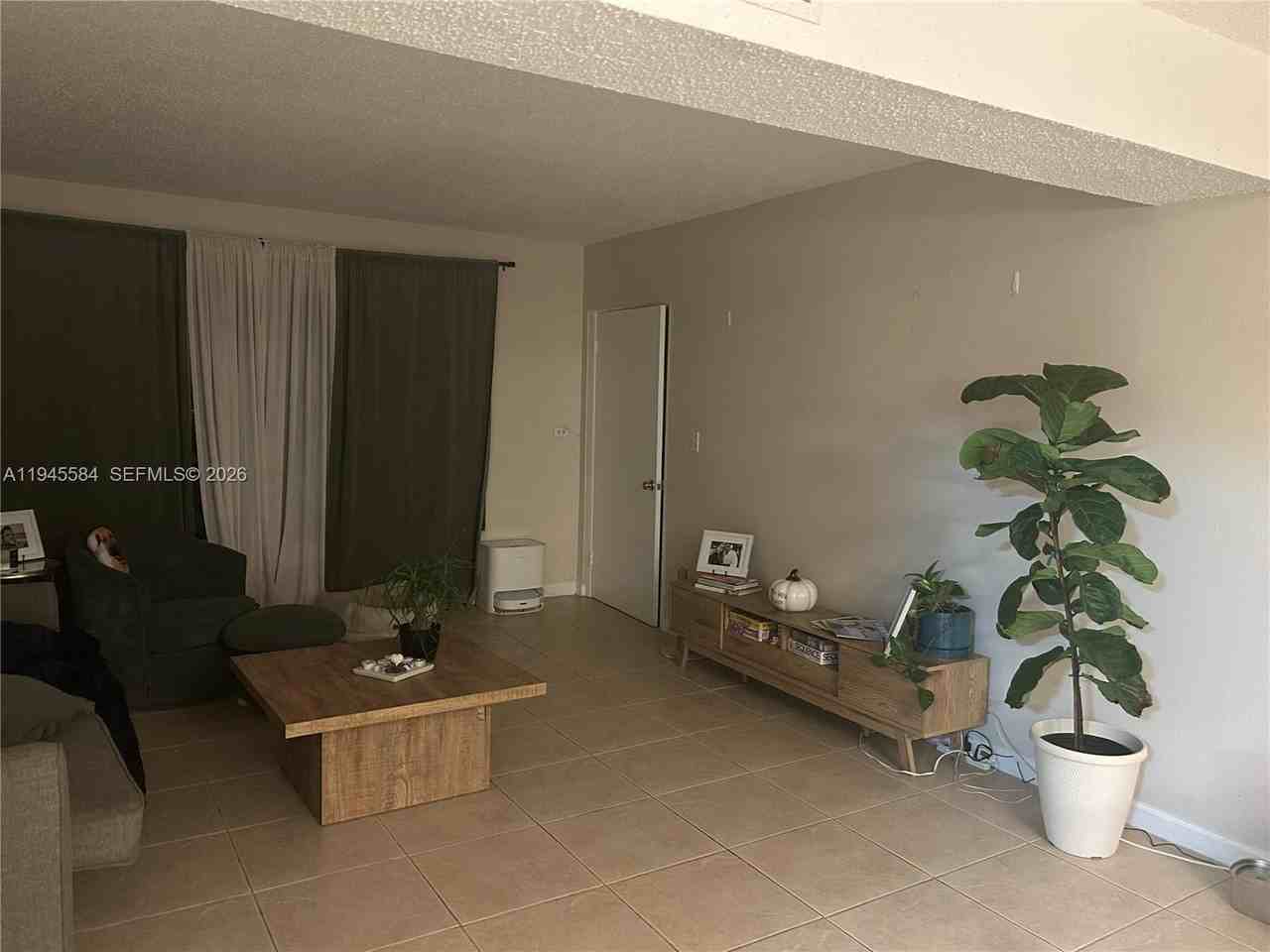 956 Ne 80th St - Photo 4 of 14