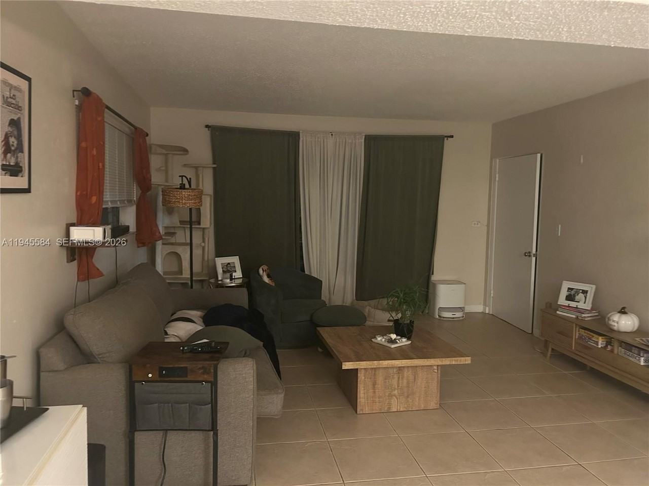 956 Ne 80th St - Photo 7 of 14