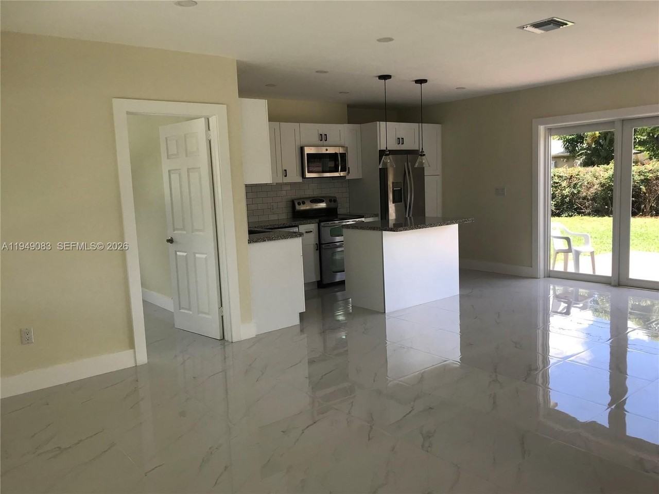 6851 Sw 48th Ter - Photo 5 of 10