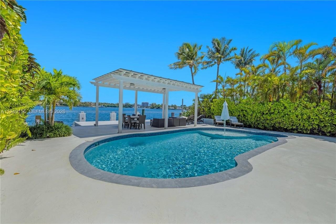 1405 Stillwater Dr - Photo 3 of 33