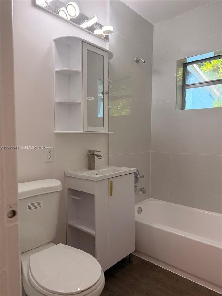 634 Nw 12th Ave #1 - Photo 3 of 7