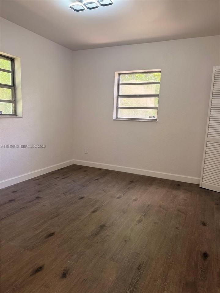 634 Nw 12th Ave #1 - Photo 4 of 7