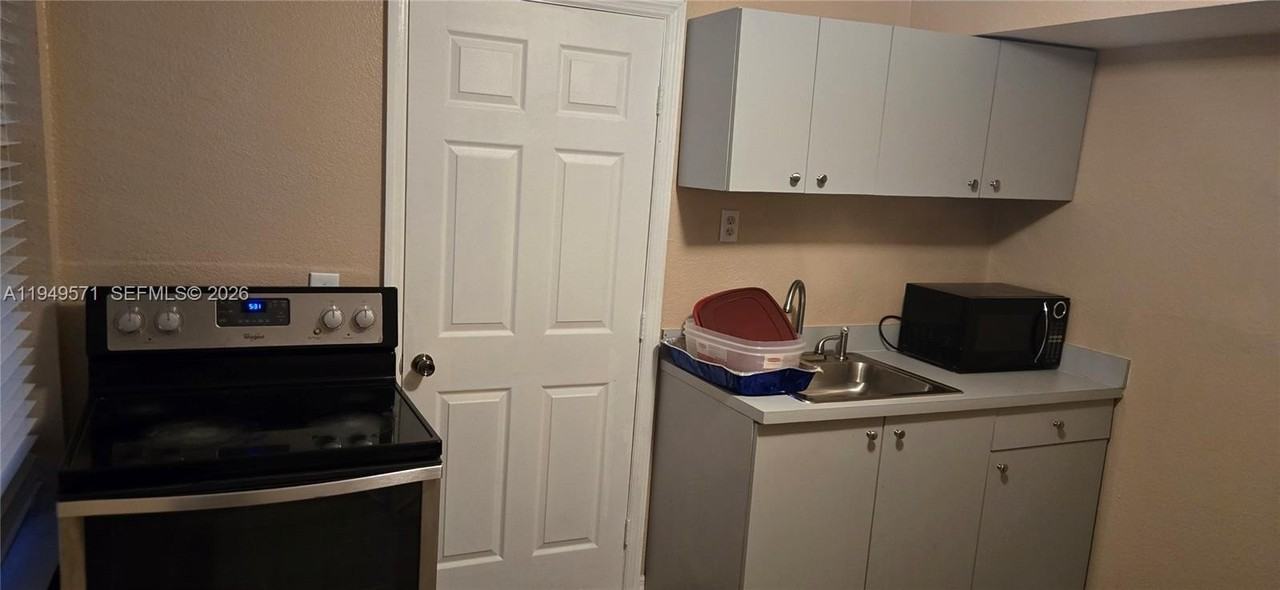 2879 Sw 10th St #B - Photo 3 of 3