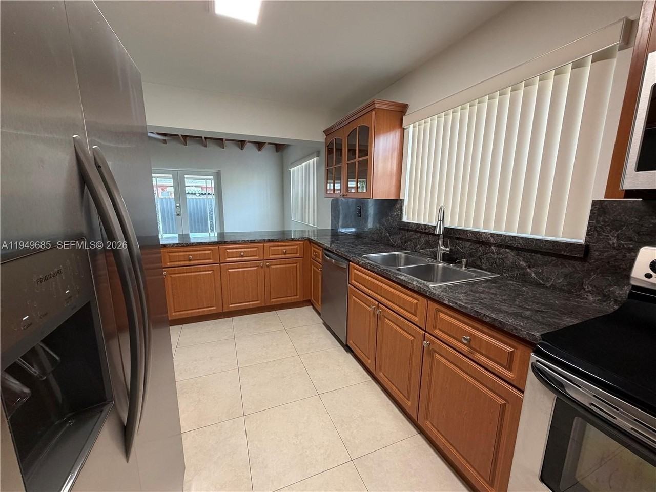 425 E 17th St #REAR - Photo 3 of 24