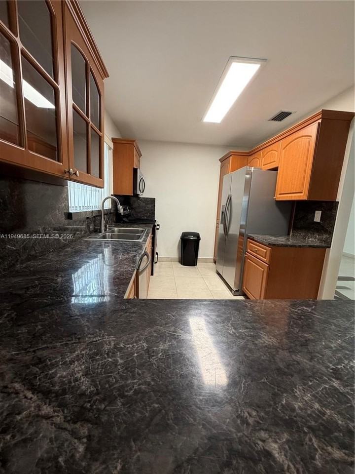 425 E 17th St #REAR - Photo 7 of 24