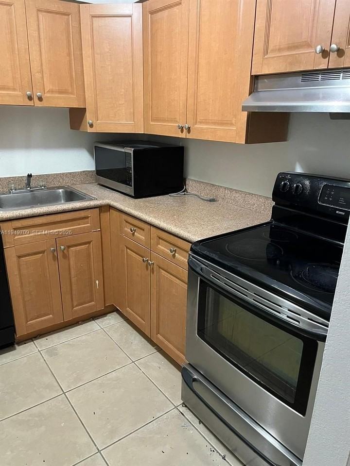 5221 Geneva Way #302 - Photo 2 of 11