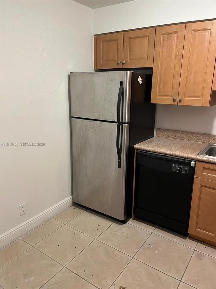 5221 Geneva Way #302 - Photo 3 of 11