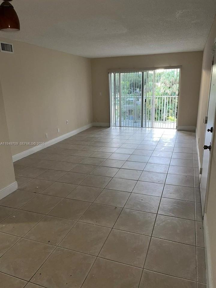 5221 Geneva Way #302 - Photo 4 of 11
