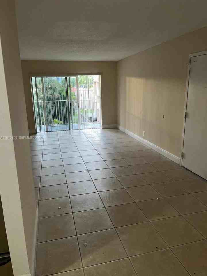 5221 Geneva Way #302 - Photo 5 of 11