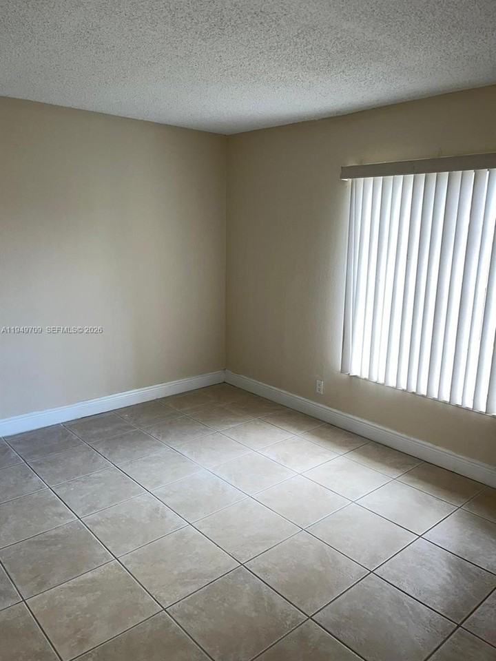 5221 Geneva Way #302 - Photo 7 of 11
