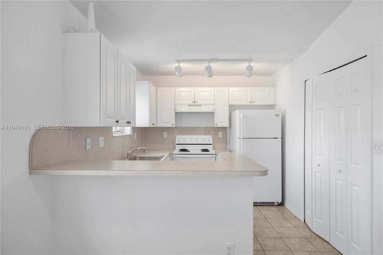 1261 Se 28th Ct #206 - Photo 6 of 23