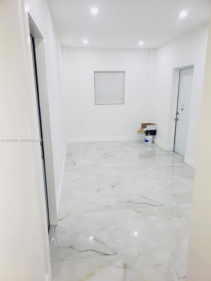 270 Ne 162nd St #B - Photo 3 of 7