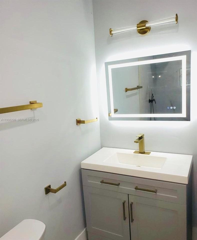 270 Ne 162nd St #B - Photo 7 of 7