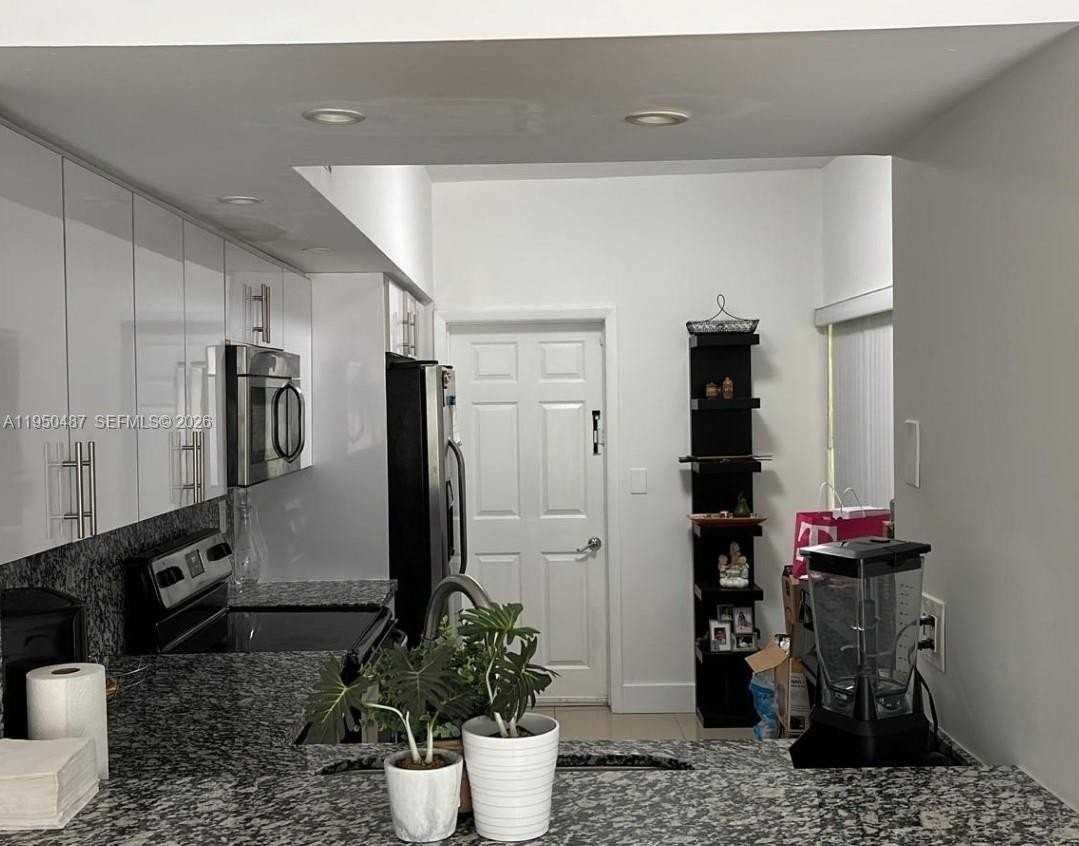 11837 Sw 100th St - Photo 4 of 17