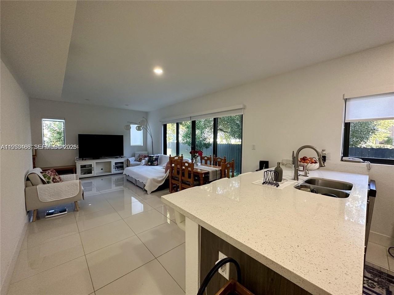 306 Nw 11th Ct - Photo 4 of 18