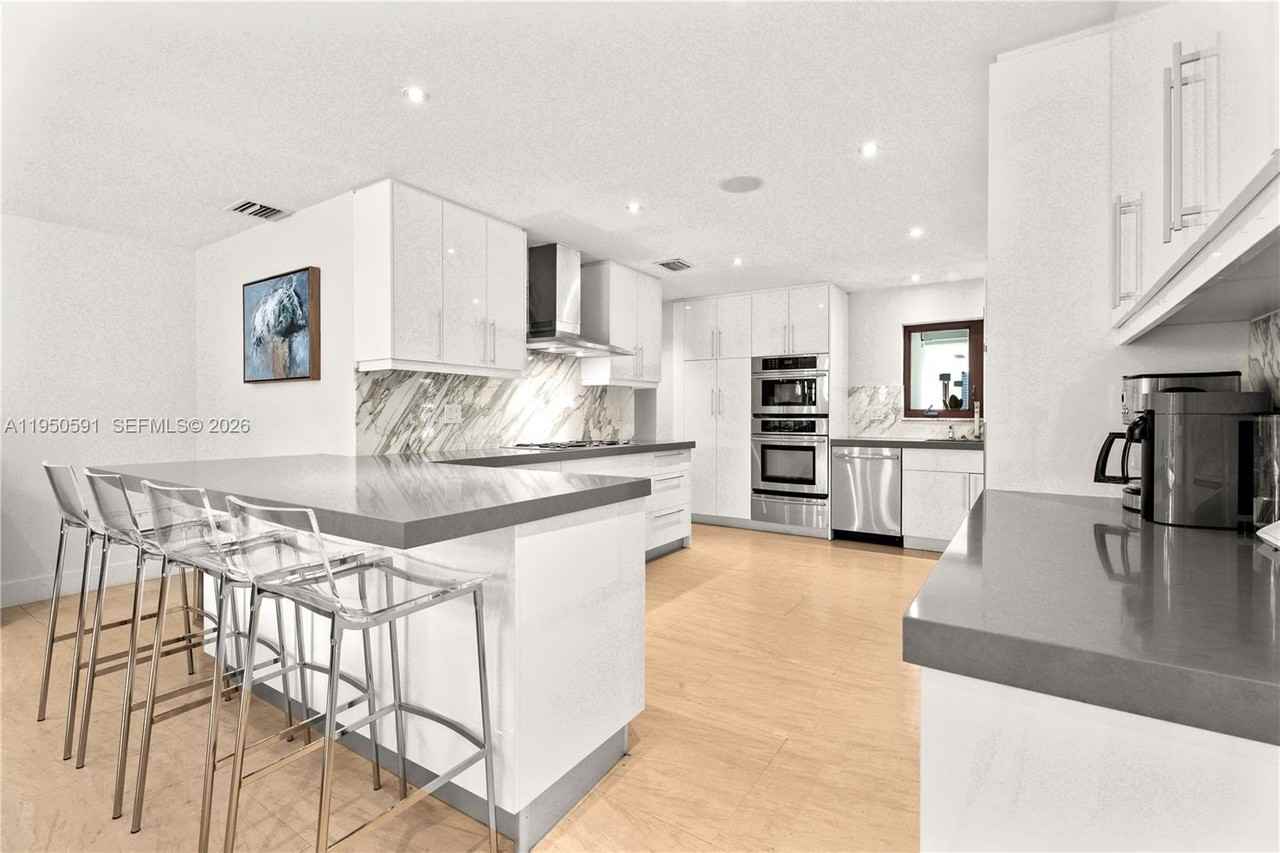 3625 Battersea Rd - Photo 3 of 33