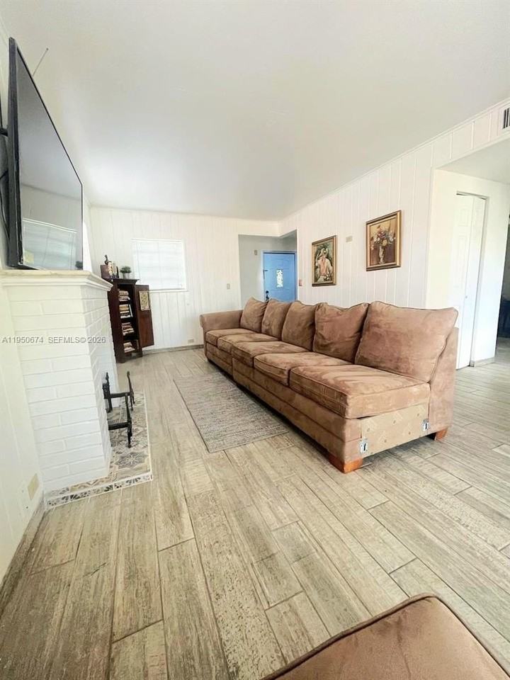 1990 Ne 183rd St - Photo 4 of 31