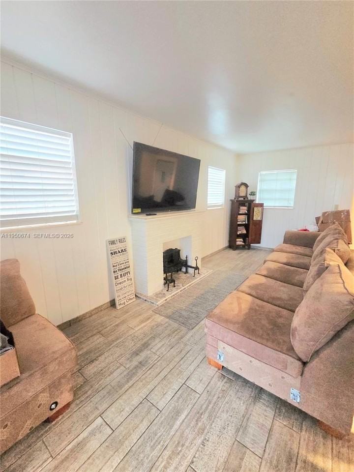 1990 Ne 183rd St - Photo 5 of 31